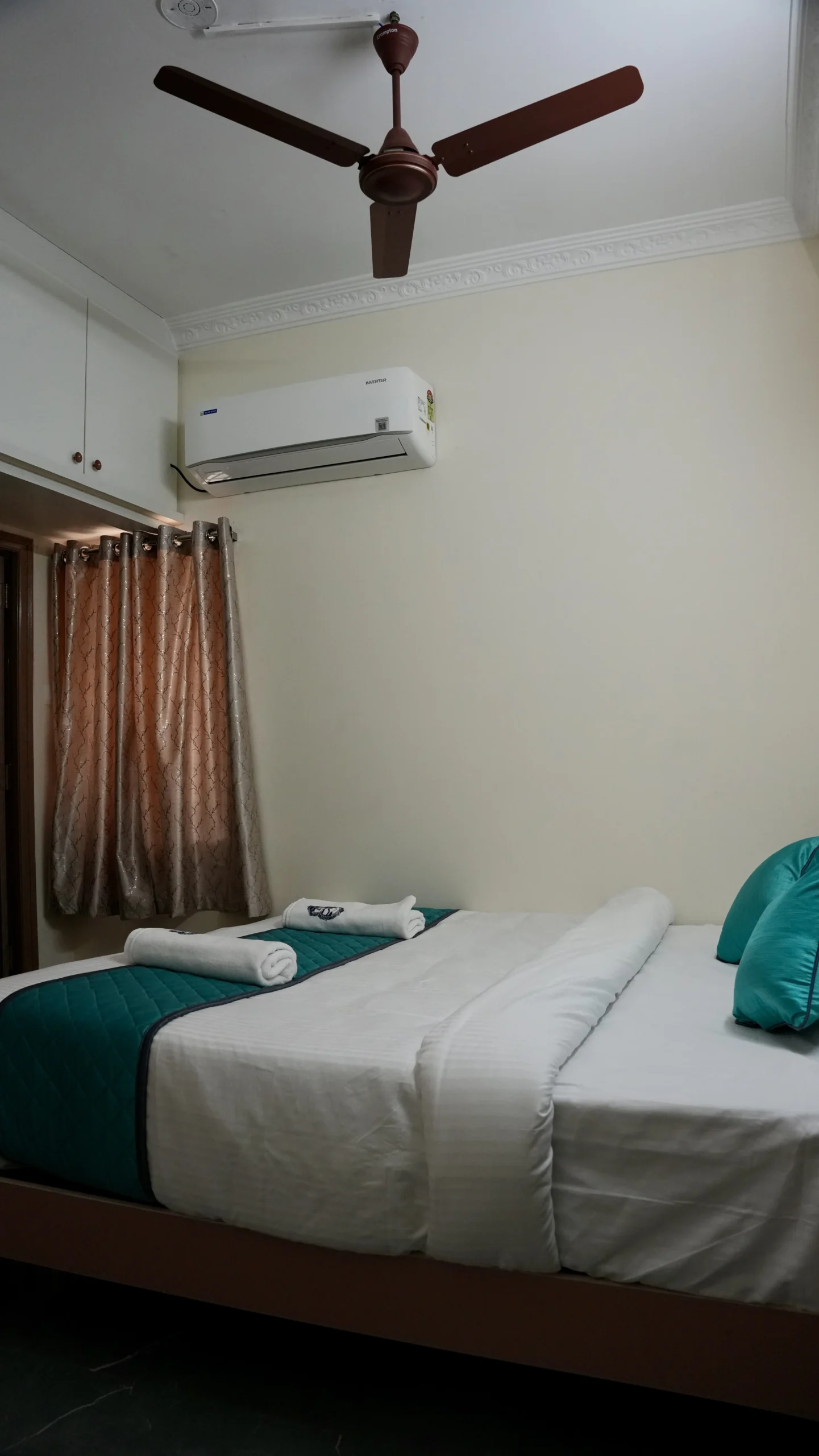 SS7 Homes bedroom with cupboard